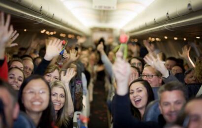 Couple weds midflight so mom with stage 4 cancer can attend